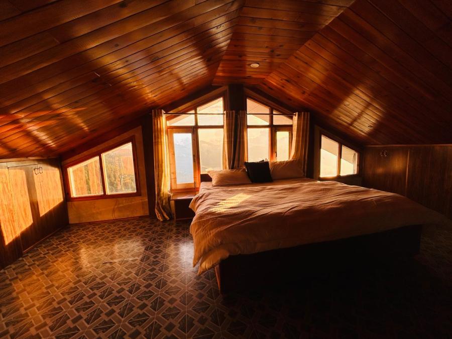 Family Room With Valley View (Shared Bathroom)